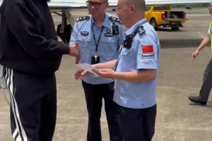 登哥下飛機了！哈登中國行的灰機落地了 給機場工作人員簽名~