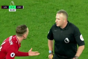 ??我在球場上遇到了自己的小學(xué)老師！他居然送給了我一張紅牌！