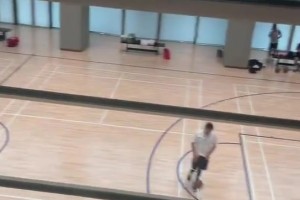 肚子似乎有點(diǎn)大啊！哈登來到中國也不忘訓(xùn)練，被球迷拍下來了