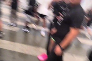 ??登哥就這么水靈靈的把他的親穿親簽鞋送給粉絲！