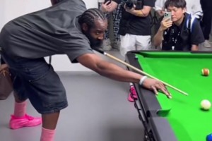 自帶后撤步桿法??哈登不僅籃球精通， 打起臺球也是很準(zhǔn)啊??
