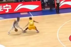 杜蘭特現(xiàn)身Drake阿姆斯特丹演唱會(huì)，手舞足蹈跳得非常嗨