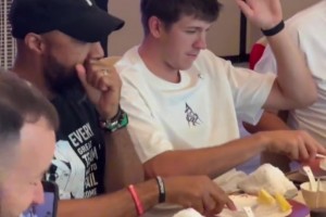 抵達(dá)廈門！里夫斯與廈門球迷共進(jìn)午宴，看著還有點(diǎn)羞澀