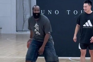 暖心登！面對后撤步調(diào)侃，哈登直接拿起球自己模仿違例后撤步??