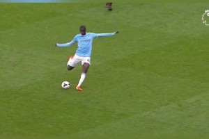 野獸級中場有多強？亞亞圖雷40米外定點遠(yuǎn)射就像罰點球一樣！