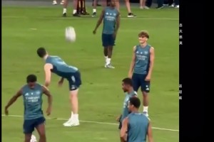 有力！賴斯表演臀部顛球??