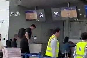 網(wǎng)友在機場拍到姚明：這包也太緊了吧，大姚背得難受！