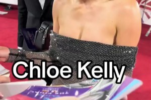 太吸睛了！凱利為球迷簽名，美麗大方好身材一覽無余！