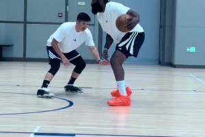 登哥在廣州訓(xùn)練，這身板子太厚了，一個(gè)對(duì)抗誰受得了