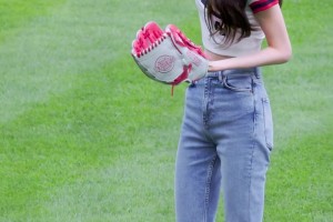 身材苗條~張元英此前還為棒球比賽開球，當(dāng)時還穿的牛仔褲??