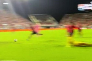 因為續(xù)約曼城啊??？瓜迪奧拉要和相伴三十年的老婆離婚??