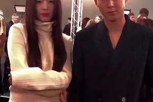 那年千頌伊挽著孫興慜出席活動，拍照時還一直偷瞄孫興慜??