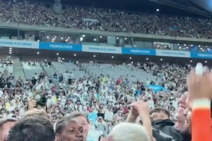 熱刺傳奇！賽后被隊(duì)友們高高拋起后孫興慜掩面落淚