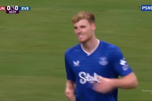 曼聯(lián)逃過一劫！巴因德爾撲出任意球，奧布萊恩補射空門擊中立柱！