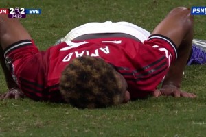 倒霉！阿瑪?shù)陆鈬鷵糁泻Ｎ钠で蚋Z入自家球門！