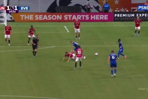 曼聯(lián)1-1遭埃弗頓扳平！烏加特后場帶球被斷！恩迪亞耶包抄破門！