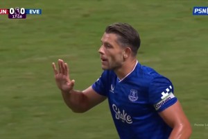 曼聯(lián)1-0領先埃弗頓！姆貝莫直塞阿瑪?shù)略禳c！B費主罰輕松命中！