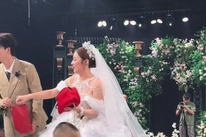 紅魔球迷夢(mèng)想的婚禮！婚禮進(jìn)場(chǎng)用歐冠主題曲，退場(chǎng)用曼聯(lián)隊(duì)歌