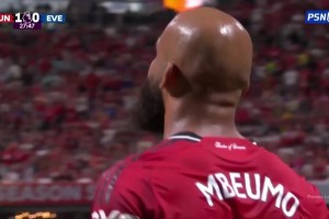 連失良機！B費遠射被撲出！姆貝莫禁區(qū)內(nèi)連續(xù)打門被封出！