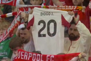 致敬若塔！安菲爾德全場高唱《你永遠(yuǎn)不會(huì)獨(dú)行》！