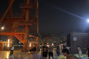 后邊小伙：沒有對(duì)美色的誘惑，全是雙背運(yùn)的贊嘆