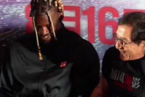 什么是國(guó)際巨星?。“吞乩赵?1歲成龍面前乖巧得像個(gè)小粉絲??