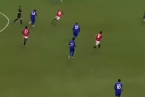 脂包?。俊罢不省蹦坟惸《俏⒙“?，網(wǎng)友：有阿扎爾的味兒了