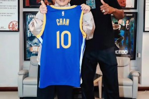 勇士今夏最強引援？巴特勒贈予71歲成龍勇士10號球衣????