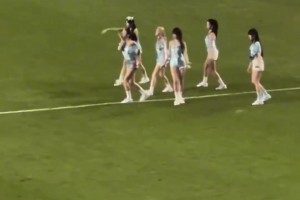 哪有凝視？張元英在場上跳辣舞時，紐卡球員全體都在專注訓(xùn)練??