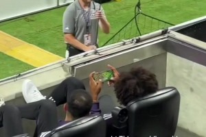 齊爾克澤被拍到在玩部落沖突，之后曼聯(lián)球迷為其辯護這是在比賽前