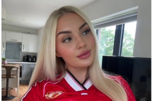 女球迷:已經(jīng)曬胸部11天了,直到曼聯(lián)簽新球員,這可能是最后一次了