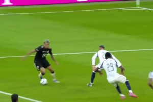 精彩！小將倫納特-卡爾兜射破門！拜仁3-0領(lǐng)先熱刺！