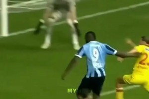 踩單車(chē)踩出火星子！巴洛特利這波操作，把對(duì)手晃成陀螺！