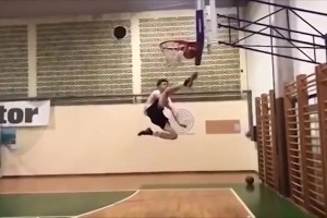 真牛逼??！14歲塞斯科展現驚人運動天賦，用腳踢到3米高籃筐