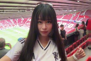 曼聯(lián)球衣兜不住大老師這碩果累累的身材，這頭身比有點(diǎn)歐美范??