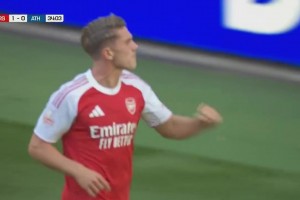 這就是中鋒嗎??祖比門(mén)迪傳中，約克雷斯甩頭攻門(mén)打入阿森納首球