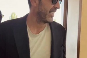 托納利結婚啦！小伙雙手摟著老婆，這一身婚紗真好看~??