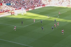 差點(diǎn)雙響！馬杜埃凱傳中，約克雷斯魚(yú)躍頭球擊中立柱！