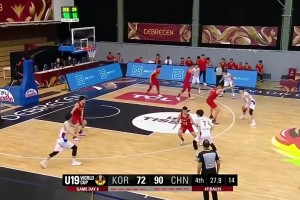 很激動(dòng)！對(duì)陣菲律賓時(shí)喬帥攔住小崔示范動(dòng)作 其他人若無(wú)其事經(jīng)過(guò)