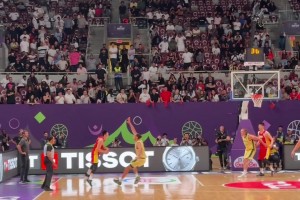 球迷底線視角拍攝胡明軒憾失三分絕殺，郭指導(dǎo)第一時(shí)間送上擁抱！