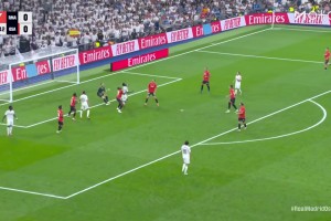 左路繼續(xù)造險(xiǎn)！維尼修斯下底傳中，姆巴佩射門太正被抱住