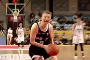 老當(dāng)益壯??！郭士強(qiáng)此前在表演賽上演瀟灑轉(zhuǎn)身過人+連續(xù)得分~