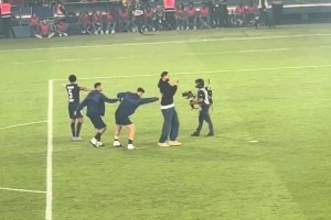 已是傳奇！巴黎賽后多納魯馬向主場球迷告別，接受全場球迷掌聲