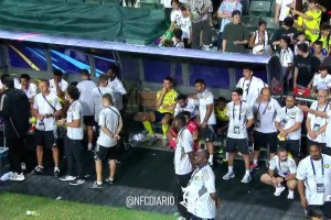 未能奪冠！高空鏡頭：C羅靜靜坐在替補席，沉默不語