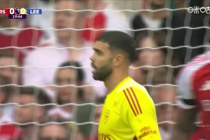 反應(yīng)是真快??！斯特魯伊克近距離頭球攻門，拉亞神撲化險(xiǎn)！