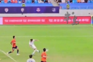 曼聯(lián)球員在火車站準備前往倫敦，猜猜齊爾克澤在玩什么游戲