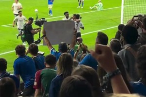 球迷實(shí)拍：維尼修斯對(duì)著裁判喋喋不休，姆巴佩趕緊捂著他的嘴