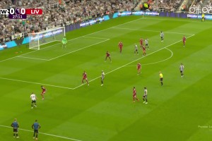 是伊薩克應(yīng)該就進(jìn)了！巴恩斯傳中，戈登搶點(diǎn)頭槌稍稍高出