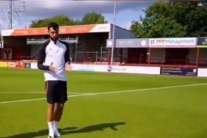 B費向別人講解他的“小碎步跳躍主罰點球”??