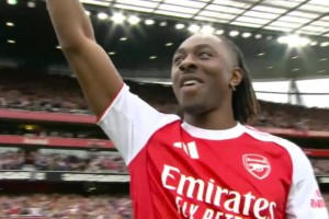 當(dāng)時光的列車緩緩駛過酋長球場，27歲的埃澤站在球場中央......